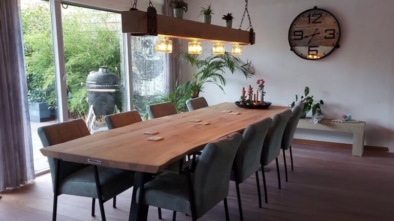 Houten eettafel met een stalen onderstel