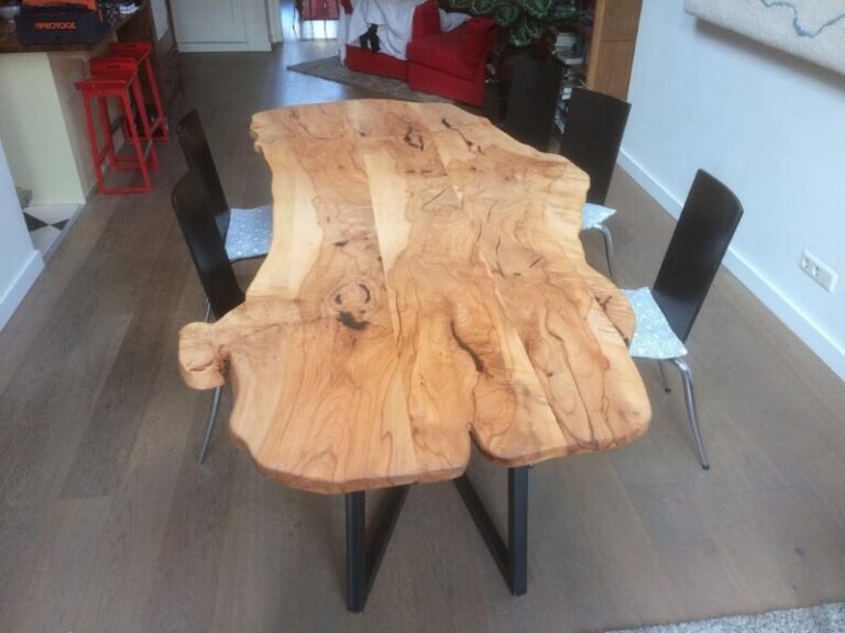 Houten eettafel met een stalen onderstel