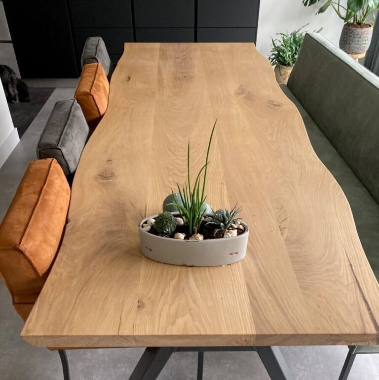 Houten eettafel met stalen poten