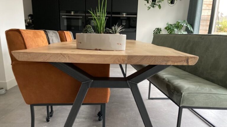 Houten eettafel met stalen poten