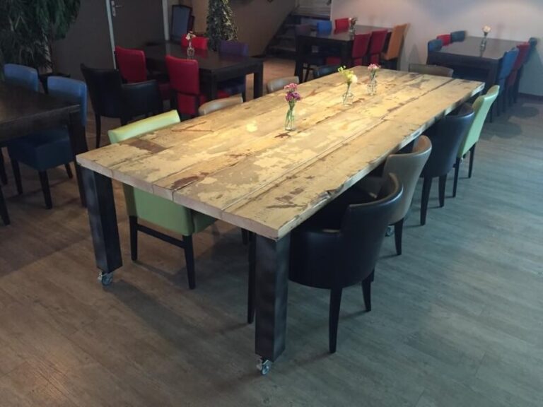 Houten eettafel met stalen poten op wieltjes