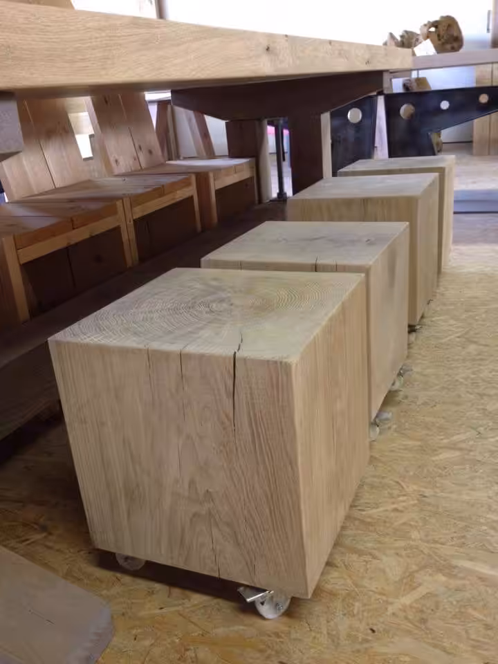 Houten massieve krukken op wiltjes Houten massieve krukken op wiltjes