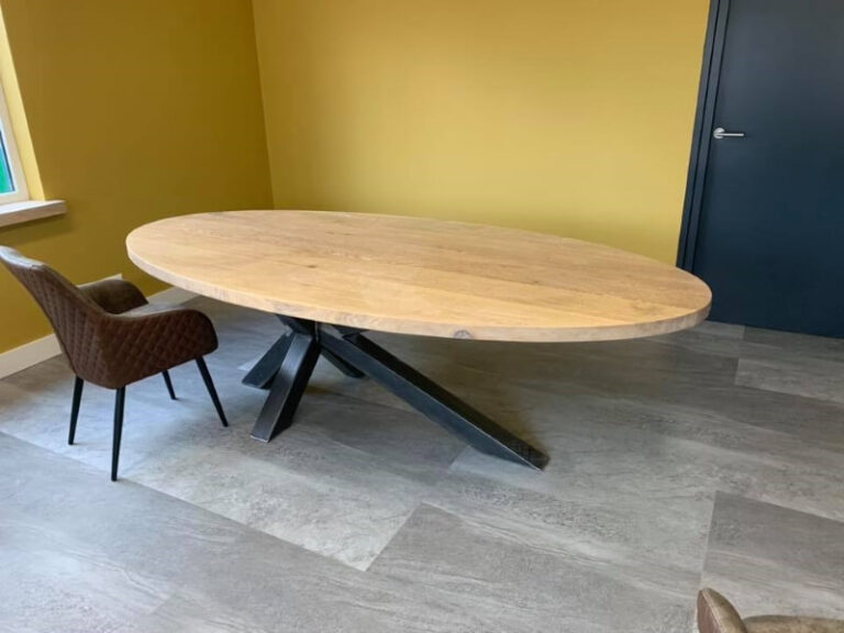 Houten ovale tafel met stalen poten