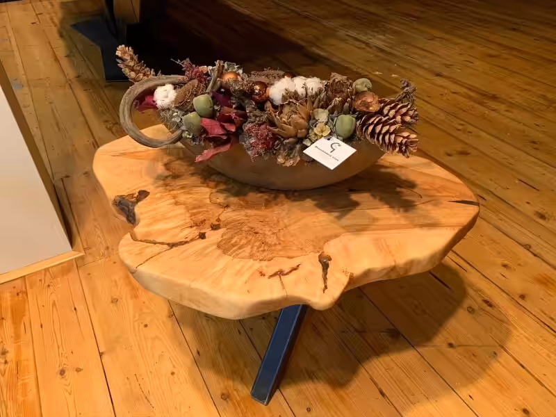 Houten salontafel met stalen poten Houten salontafel met stalen poten