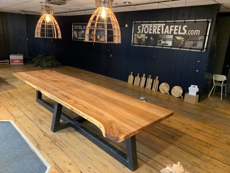 Houten tafel met een stalen onderstel