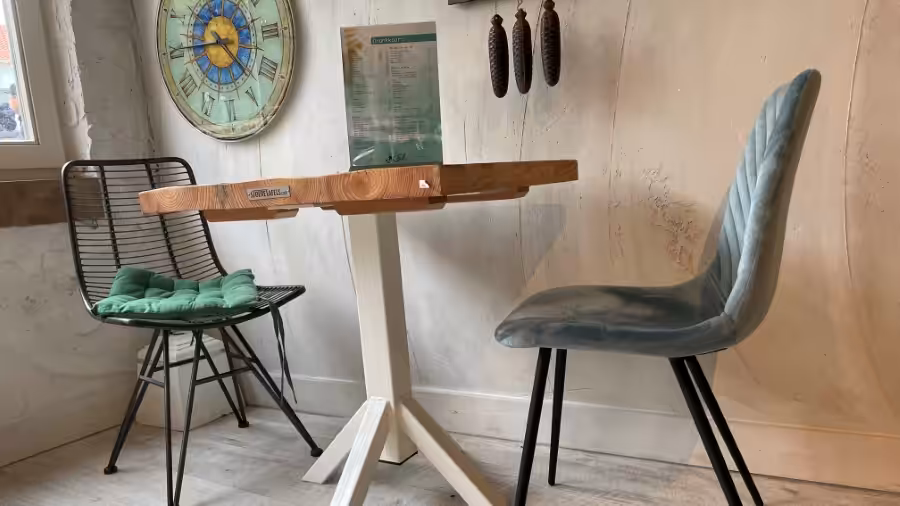 Houten tafel met een stalen onderstel Houten tafel met een stalen onderstel