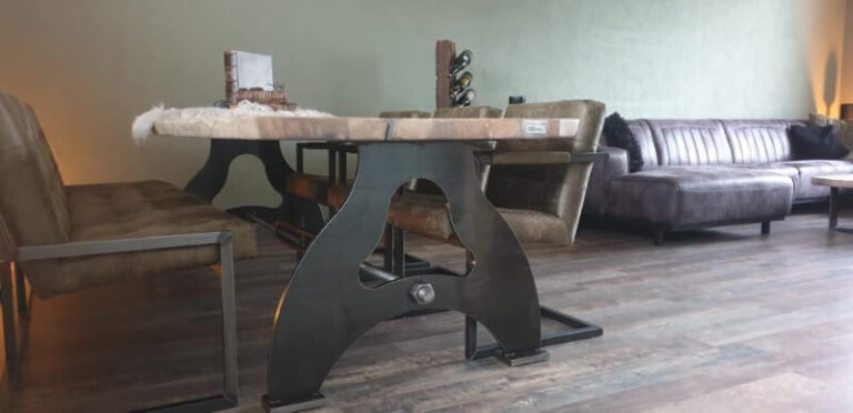 Houten tafel met een stalen onderstel