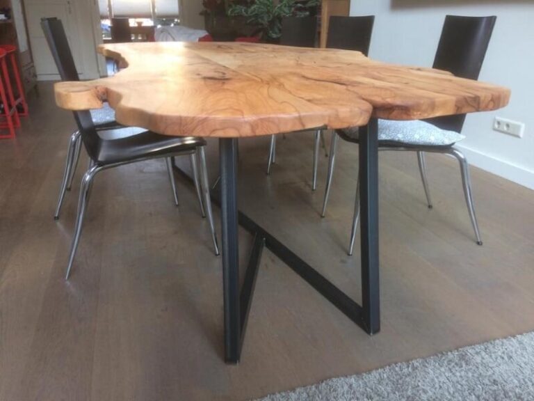 Houten tafel met een stalen onderstel