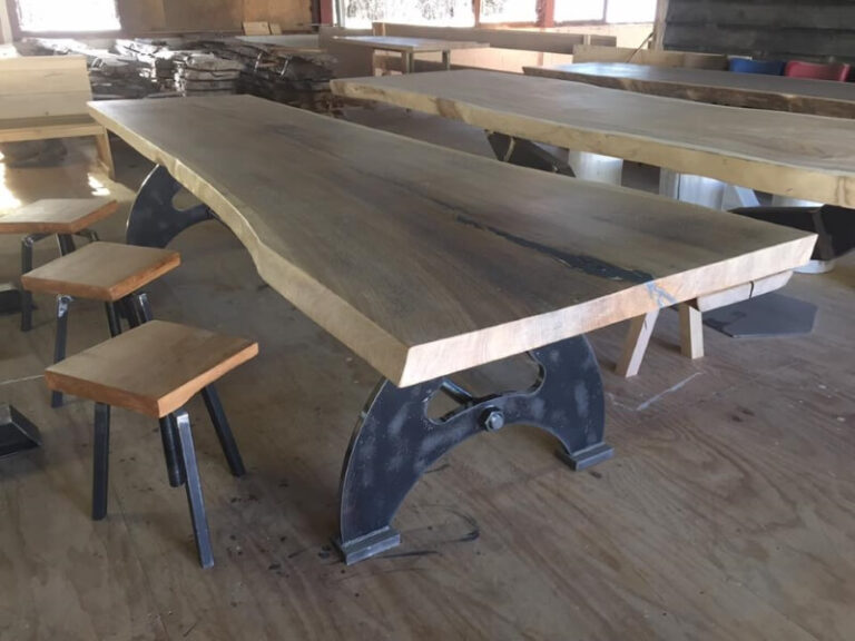 Houten tafel met een stalen onderstel