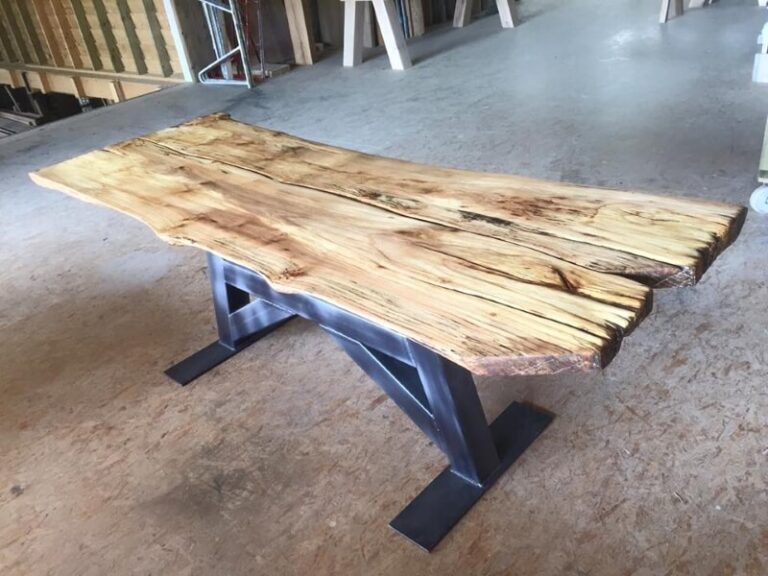 Houten tafel met een stalen onderstel