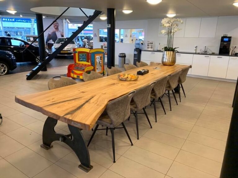 Houten tafel met een stalen onderstel