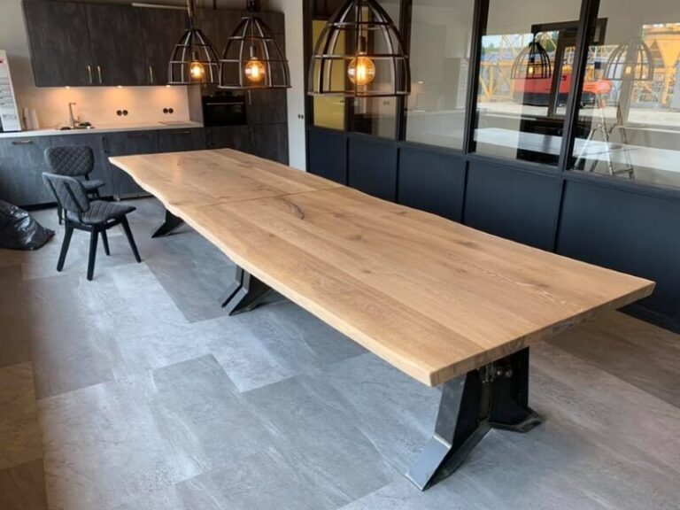 Houten tafel met een stalen onderstel