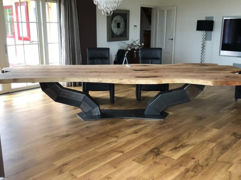 Houten tafel met een stalen onderstel