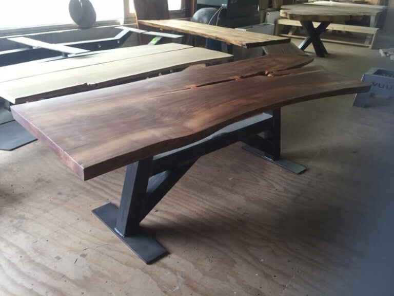 Houten tafel met een stalen onderstel