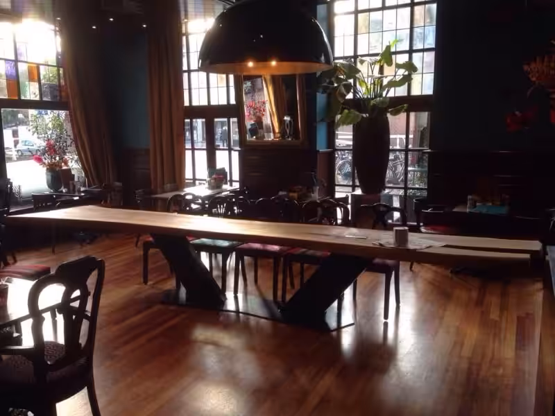 Houten tafel met een stalen onderstel Houten tafel met een stalen onderstel