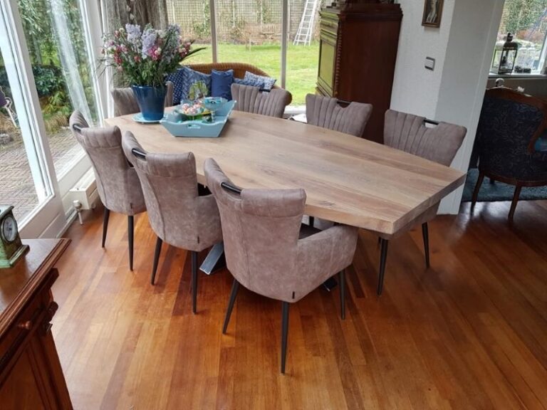 Houten tafel met een stalen onderstel