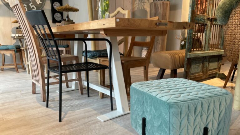 Houten tafel met een stalen onderstel