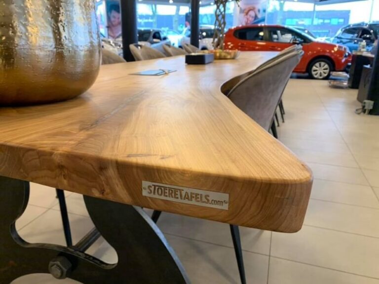 Houten tafel met een stalen onderstel