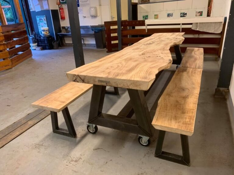 Houten tafel met een stalen onderstel op wieltjes