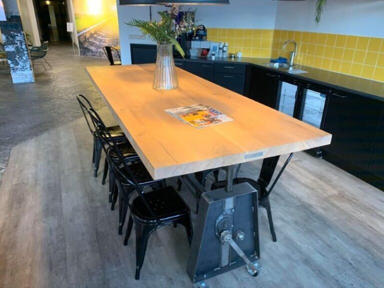 Houten tafel met een verstelbare stalen onderstel