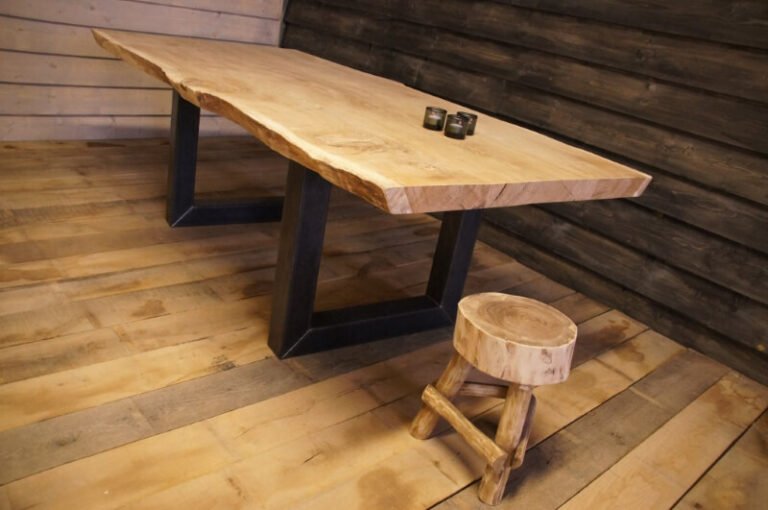 Houten tafel met stalen poten