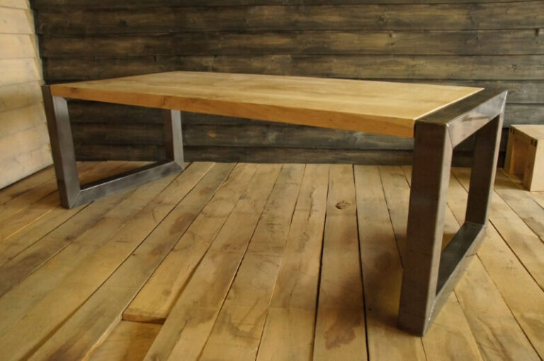 Houten tafel met stalen poten