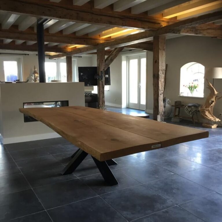 Houten tafel met stalen poten