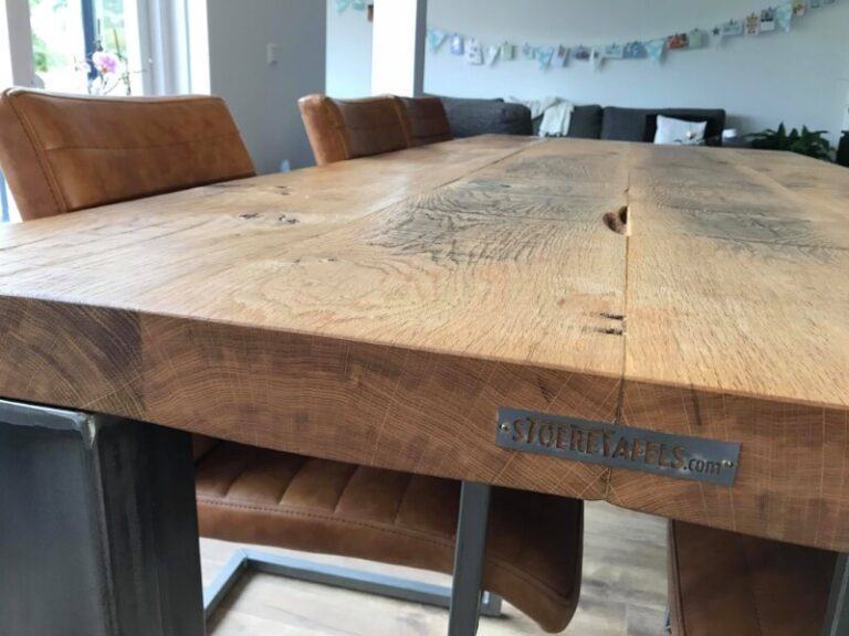 Houten tafel met stalen poten