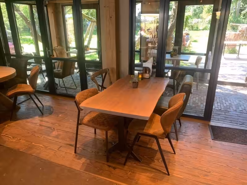 Houten tafel met stalen poten Houten tafel met stalen poten