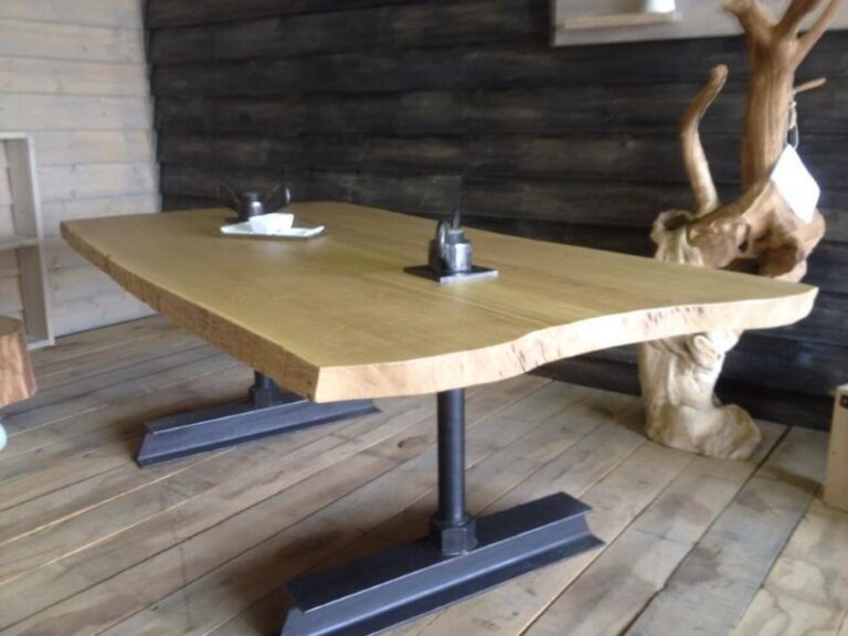 Houten tafel met stalen poten