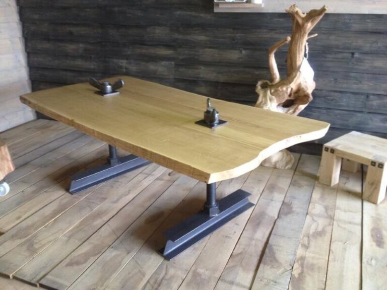 Houten tafel met stalen poten