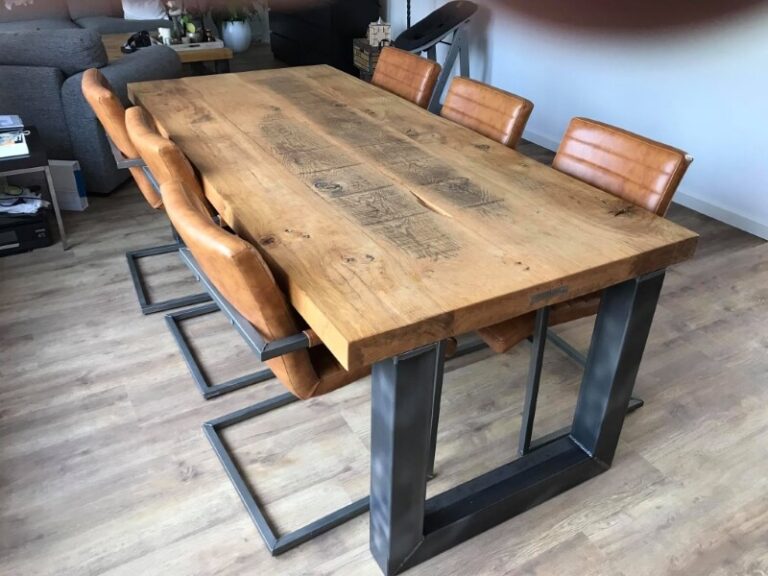 Houten tafel met stalen poten