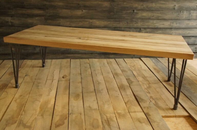 Houten tafel met stalen poten