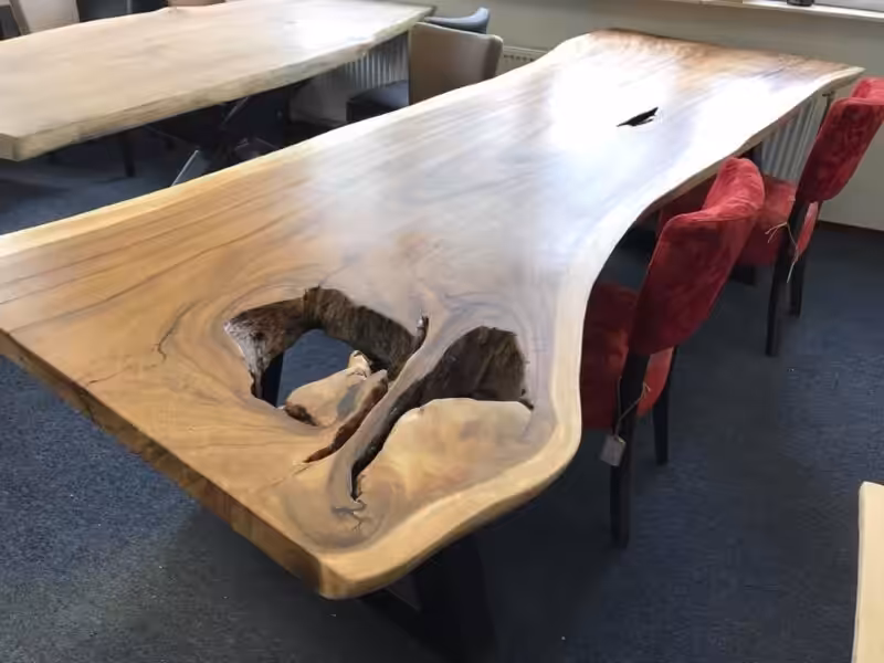 Houten tafel met stalen poten Houten tafel met stalen poten