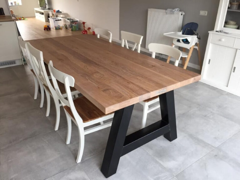 Houten tafel met stalen poten