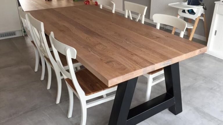 Houten tafel met stalen poten