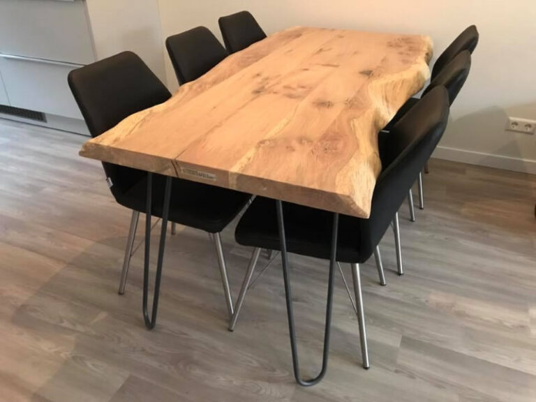 Houten tafel met stalen poten