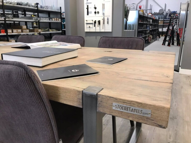 Houten tafel met stalen poten