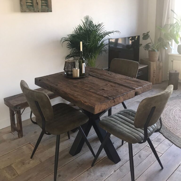 Houten tafel met stalen poten