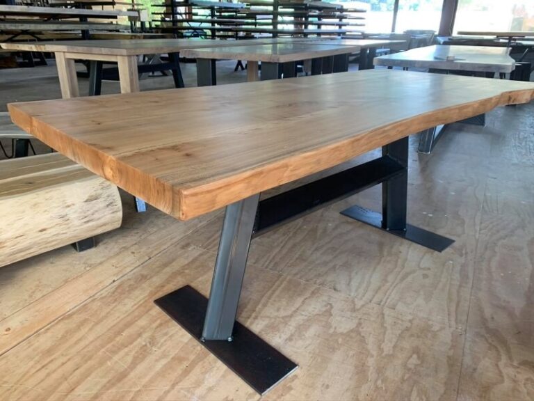 Houten tafel met stalen poten