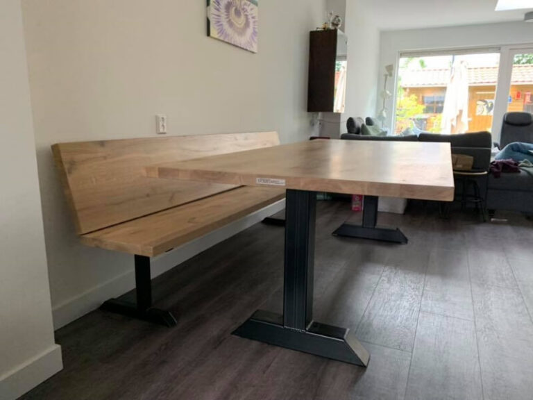 Houten tafel met stalen poten en een houten bank met stalen poten