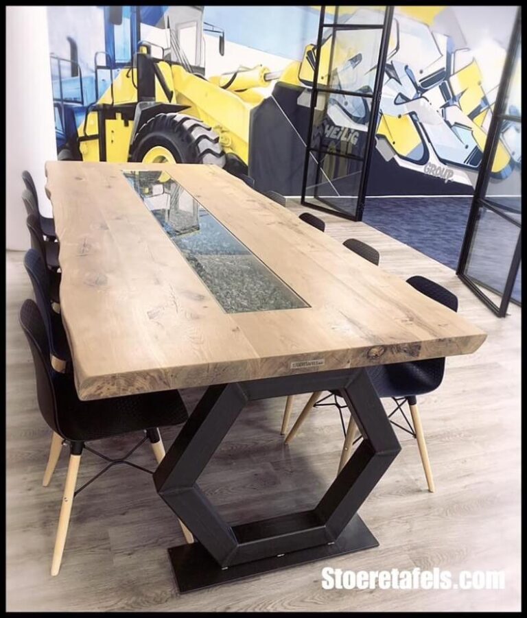 Houten tafel met unieke stalen poten en een mooi ontwerp in het midden van het tafelblad