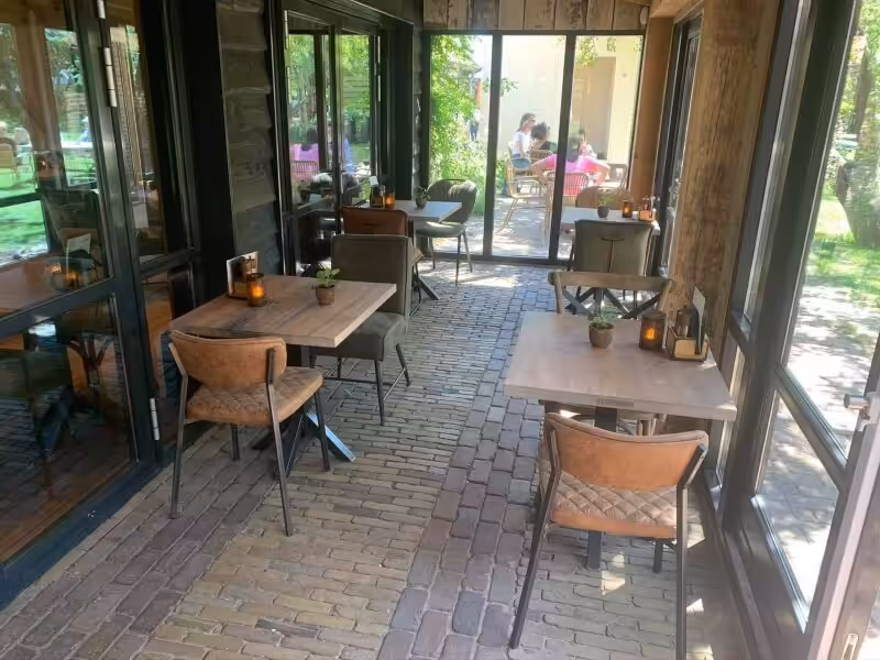 Houten tafels met stalen poten Houten tafels met stalen poten