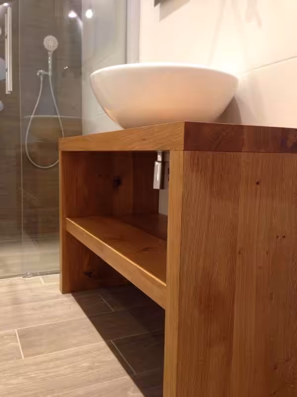 Houten wastafel voor in de badkamer Houten wastafel voor in de badkamer