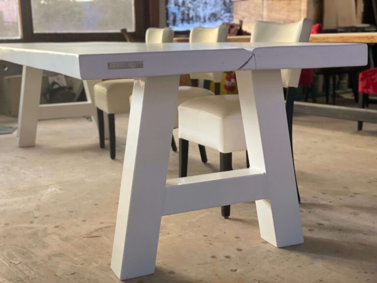 Witte houten tafel met witte stalen poten