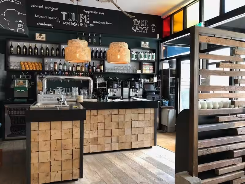 Het aanrecht heeft een nieuwe look gekregen door houten blokjes te plaatsen Het aanrecht heeft een nieuwe look gekregen door houten blokjes te plaatsen