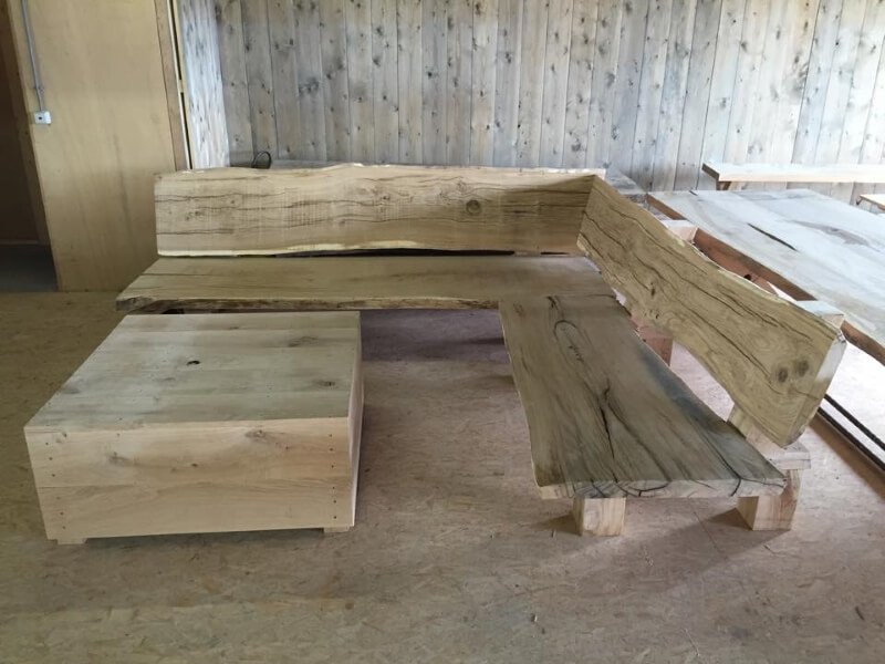 houten bank met een houten sidetable
