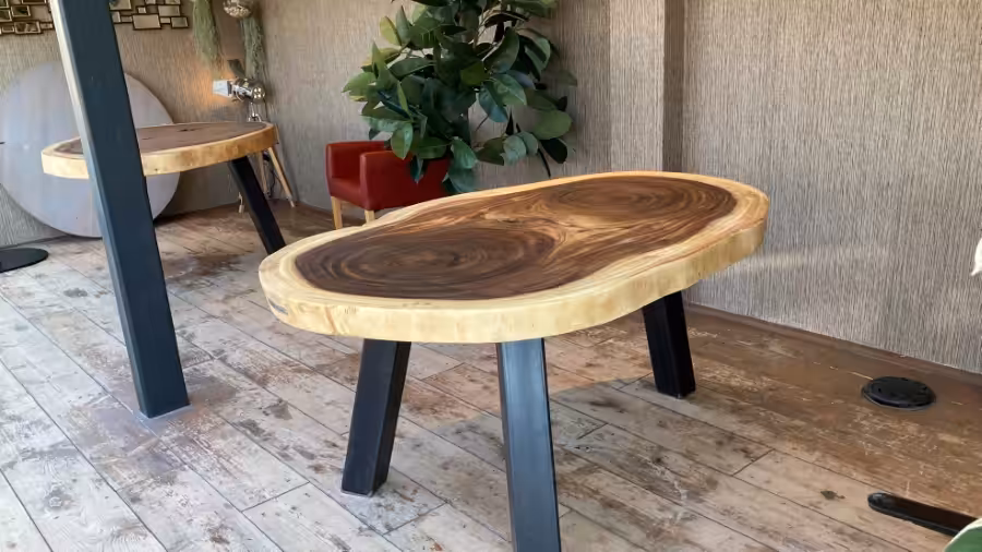Houten boomstamblad tafel met stalen poten Houten boomstamblad tafel met stalen poten