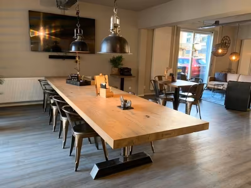 Houten eettafel met stalen poten Houten eettafel met stalen poten