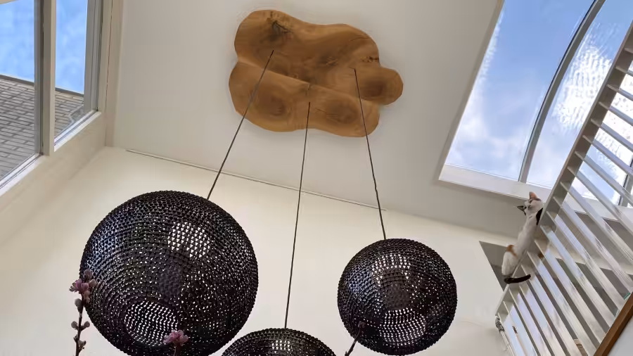 Houten plafondplank met lampen die eraan hangen Houten plafondplank met lampen die eraan hangen